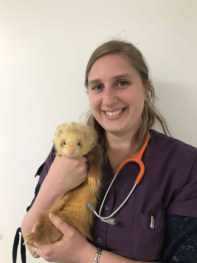 Cécile Grobon tenant un furet