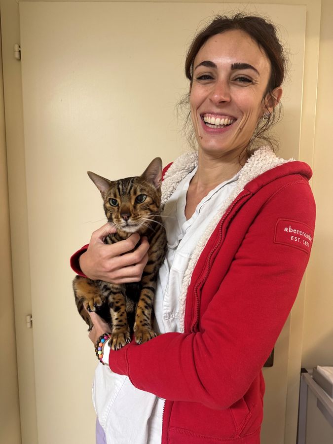 Chloé Rezaie Haas tenant un chat